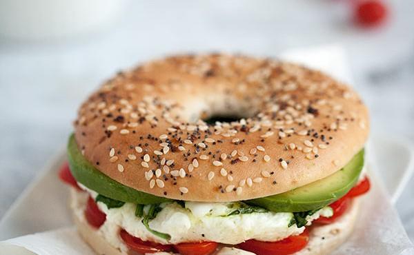 Sahur Sofralarınızı Şenlendirecek Bir Tarif; Simit Sandviç