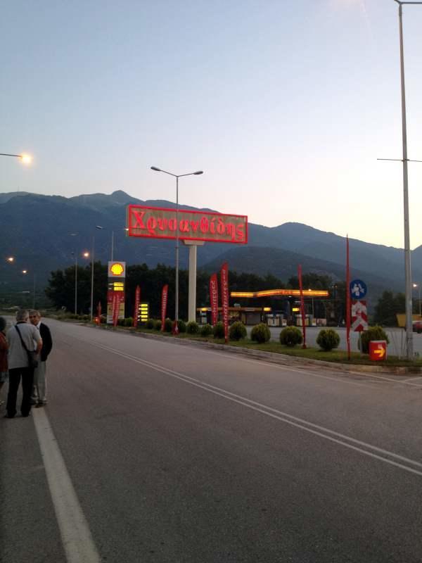 4 Erkek Bir Tatil: Benzin İstasyonu !