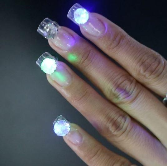 Bitmek Bilmeyen Trend Furyasının İçinde Şimdi de LED Tırnaklar!