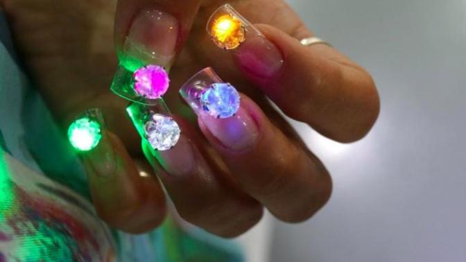 Bitmek Bilmeyen Trend Furyasının İçinde Şimdi de LED Tırnaklar!