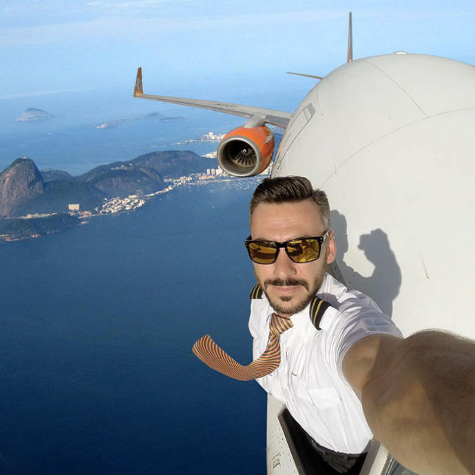 Yakışıklı Pilottan Uçağına Binen Yolculara Kalp Krizi Yaşatacak Dehşetül Vahşet Selfie Kareleri!