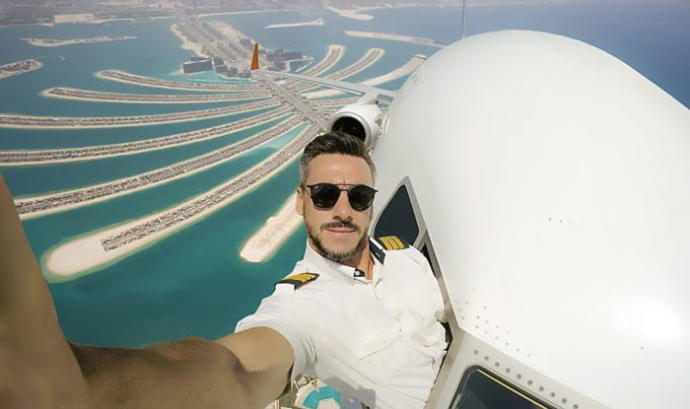 Yakışıklı Pilottan Uçağına Binen Yolculara Kalp Krizi Yaşatacak Dehşetül Vahşet Selfie Kareleri!
