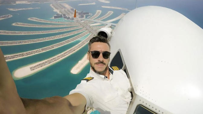 Yakışıklı Pilottan Uçağına Binen Yolculara Kalp Krizi Yaşatacak Dehşetül Vahşet Selfie Kareleri!