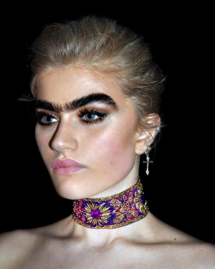 Gür Kaşlarıyla Meslektaşlarını Gündemden Silen Model: Sophia Hadjipanteli!