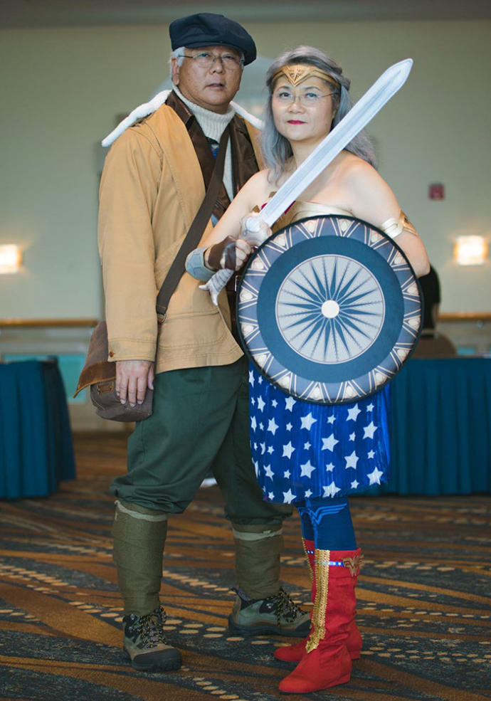 Emekli Çift Cosplay'ı Keşfediyor ve Hobilerine Dönüşen Bu Aktiviteden Bir Daha Vazgeçemiyor!