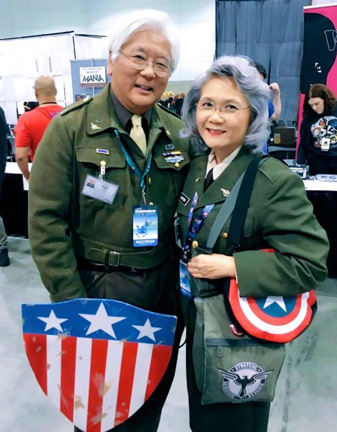 Emekli Çift Cosplay'ı Keşfediyor ve Hobilerine Dönüşen Bu Aktiviteden Bir Daha Vazgeçemiyor!