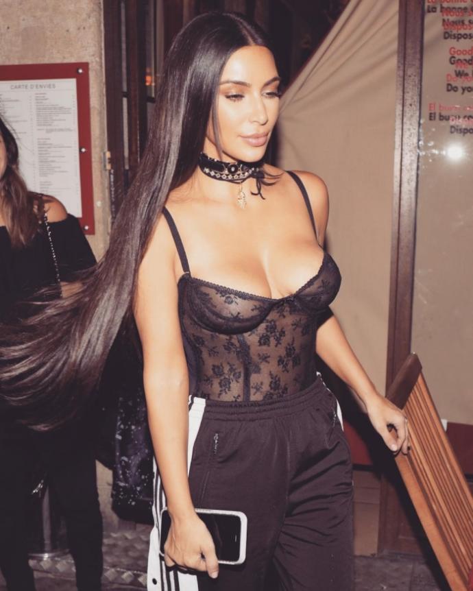 Kim Kardashian'ı Seksi Kılan Şey Yalnızca Kalçaları Değil, Moda Takıntılarıdır!
