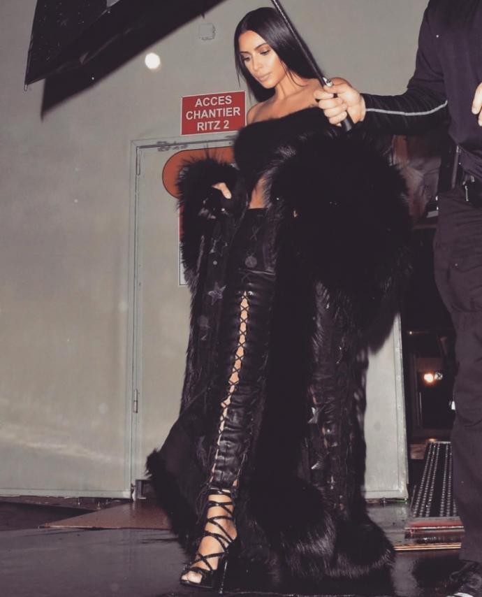 Kim Kardashian'ı Seksi Kılan Şey Yalnızca Kalçaları Değil, Moda Takıntılarıdır!