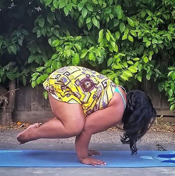 Birçok İnsanın Yapamadığı Hareketleri Kilolu Oluşuna Aldırmadan Yapan Yogacı Kadın