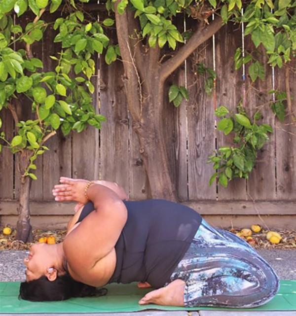 Birçok İnsanın Yapamadığı Hareketleri Kilolu Oluşuna Aldırmadan Yapan Yogacı Kadın