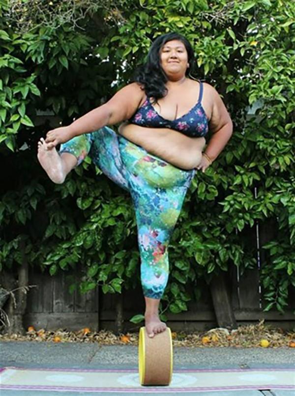 Birçok İnsanın Yapamadığı Hareketleri Kilolu Oluşuna Aldırmadan Yapan Yogacı Kadın