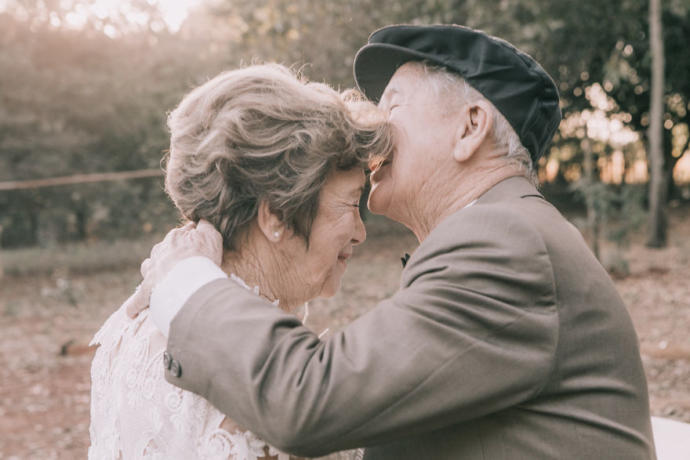 Geçmişe Dair Güzel Anılarını Fotoğraflara Taşıyamayan Çiftin 60 Yıl Geç Çekilen Düğün Fotoğrafları!