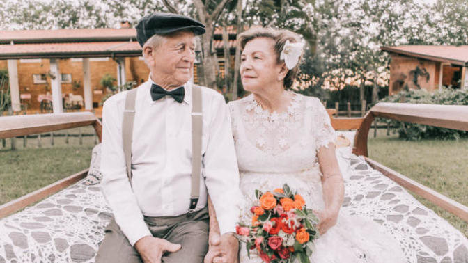Geçmişe Dair Güzel Anılarını Fotoğraflara Taşıyamayan Çiftin 60 Yıl Geç Çekilen Düğün Fotoğrafları!