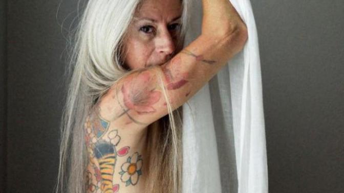 Vücudunun Tüm Bölgesi Dövmeler ile Kaplı Seksi Bir Kadın!