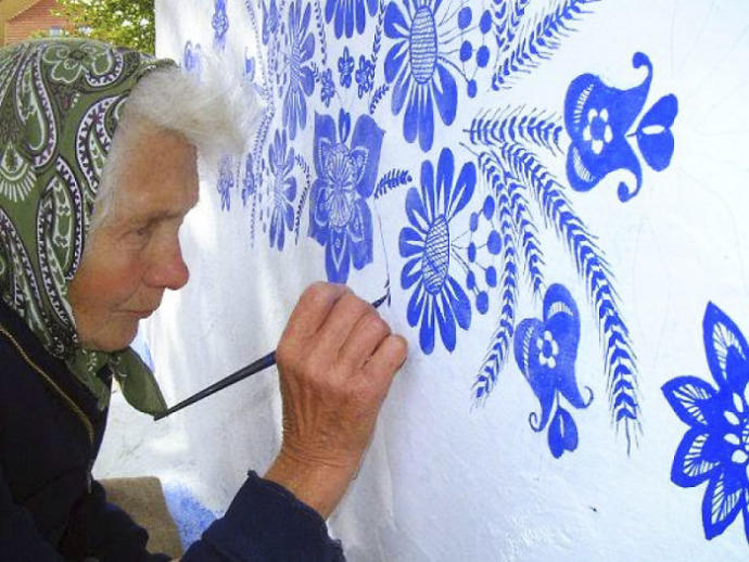 Yaşadığı Köyü Çiçek Desenleriyle Rüyalar Alemine Çeviren Yaşlı Kadın!