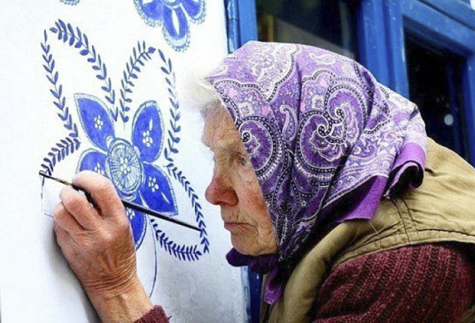 Yaşadığı Köyü Çiçek Desenleriyle Rüyalar Alemine Çeviren Yaşlı Kadın!