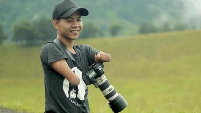 Ellerinin Olmamasına Aldırış Etmeden Profesyonel Fotoğraflar Çeken Bir Adam: Achmad Zulkarnain!