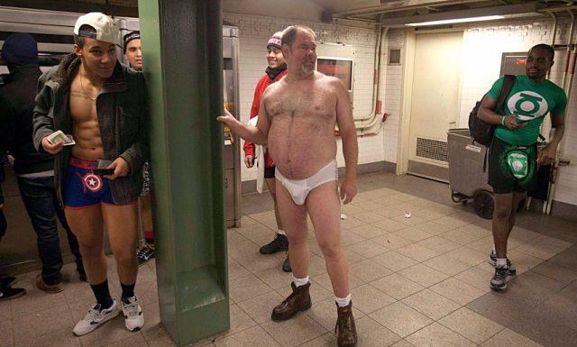 İç Çamaşırıyla Metroda Yolculuk Eyleminden Geriye Kalan Birbirinden Seksi Fotoğraf Kareleri!
