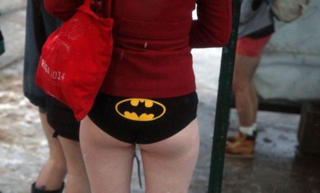 İç Çamaşırıyla Metroda Yolculuk Eyleminden Geriye Kalan Birbirinden Seksi Fotoğraf Kareleri!