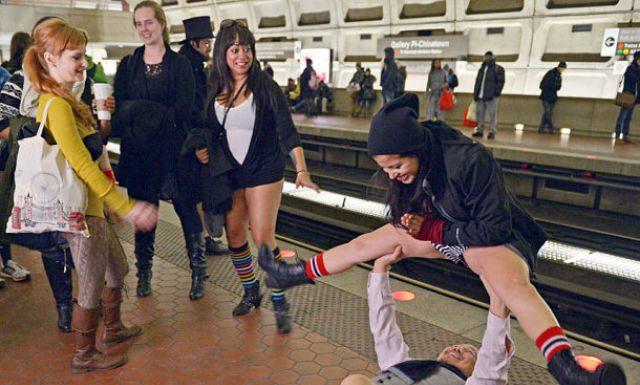 İç Çamaşırıyla Metroda Yolculuk Eyleminden Geriye Kalan Birbirinden Seksi Fotoğraf Kareleri!