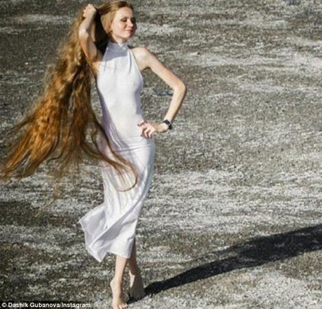 13 Yıldır Saçlarını Kesmeyen Rus Rapunzel Sosyal Medya Fenomeni Oldu!