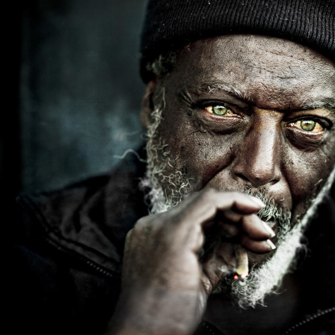 Evsiz İnsanların Portre Fotoğraflarını Çekip Sanata Dönüştüren Bir Fotoğrafçı: Lee Jeffries