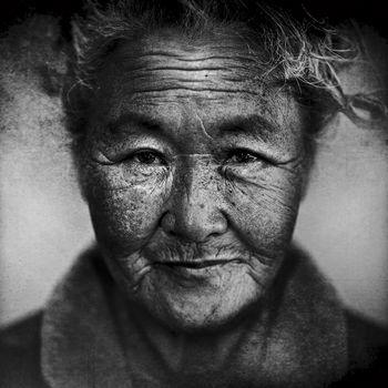 Evsiz İnsanların Portre Fotoğraflarını Çekip Sanata Dönüştüren Bir Fotoğrafçı: Lee Jeffries