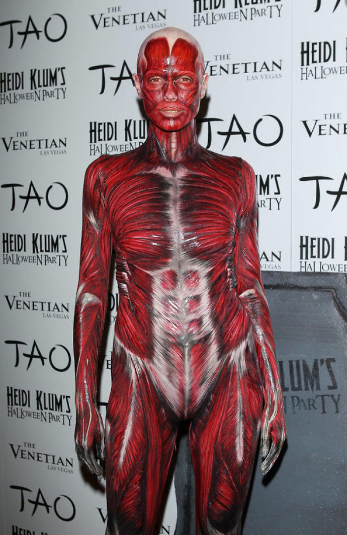 Cadılar Bayramı Kostümlerini Başka Bir Boyuta Taşıyan Heidi Klum!
