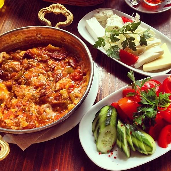 Ofis İçinde Yapılan Kahvaltı Muhabbetleri!
