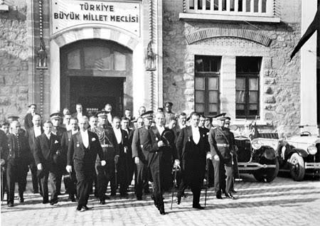 Efendiler, Yarın Cumhuriyeti İlan Edeceğiz!