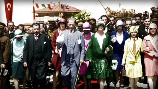 Efendiler, Yarın Cumhuriyeti İlan Edeceğiz!