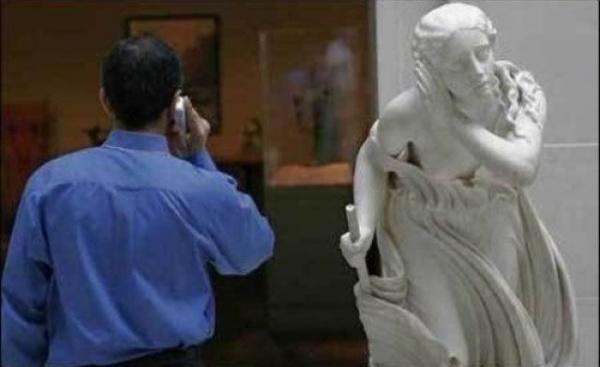 Heykellerin Sıradan Görüntülerini Eğlenceli Hale Sokan Mizahşörler