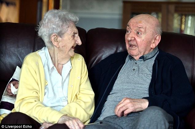 Anneliği Asla Bırakma! 80 Yaşındaki Oğluyla Beraber Huzurevine Taşınan 98 Yaşındaki Anne