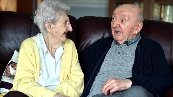 Anneliği Asla Bırakma! 80 Yaşındaki Oğluyla Beraber Huzurevine Taşınan 98 Yaşındaki Anne