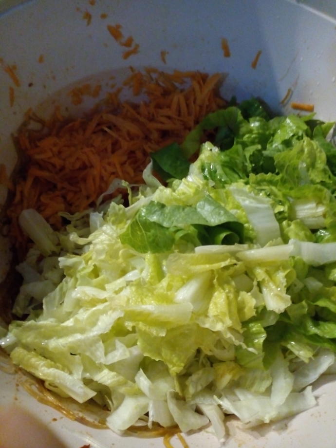 Biraz da Çin Mutfağına Girelim: Enfes Bir Lezzet Cam Makarnalı Çin Salatası!
