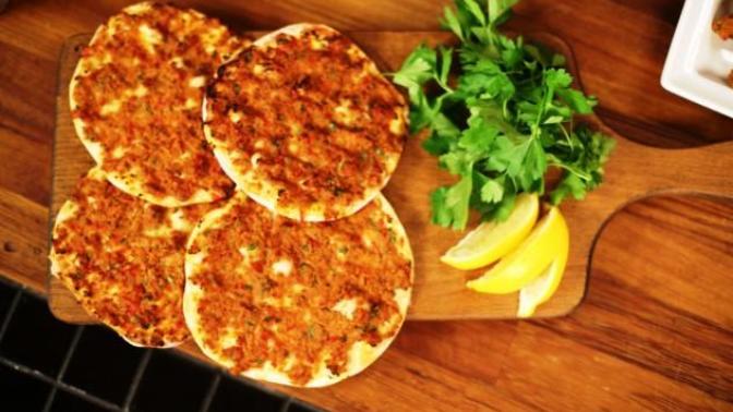 İbrahim Tatlıses'e Takla Attıracak Lezzette Lavaş Lahmacun Nasıl Yapılır?