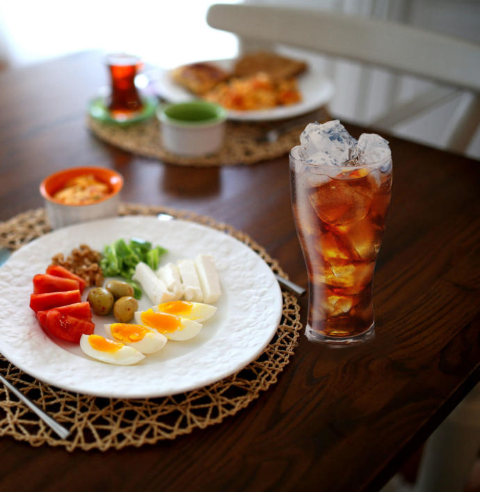 Kola İçen ve Su İçen İnsanlar Arasındaki Fark Nedir?