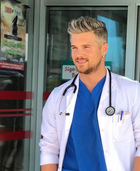 Kadınlar Onların Hastası Olmak İçin Sıraya Giriyor: Instagram Fenomeni Yakışıklı Türk Doktorlar!