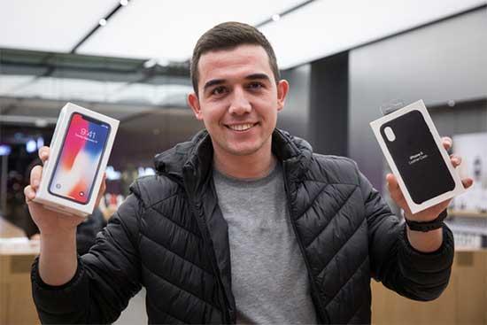 Türkiye'ye Gelmesiyle Meraklılarını İp Gibi Kuyruğa Dizen Bir Telefon: iPhone X