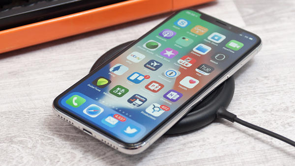 Türkiye'ye Gelmesiyle Meraklılarını İp Gibi Kuyruğa Dizen Bir Telefon: iPhone X