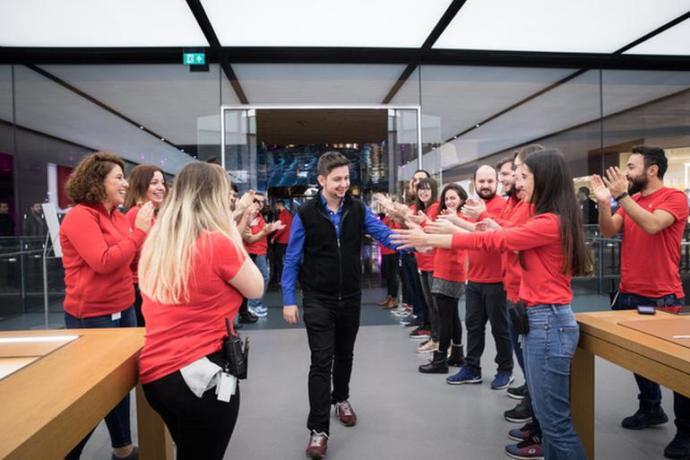 Türkiye'ye Gelmesiyle Meraklılarını İp Gibi Kuyruğa Dizen Bir Telefon: iPhone X