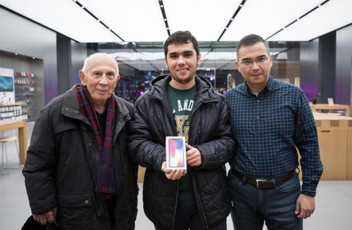 Türkiye'ye Gelmesiyle Meraklılarını İp Gibi Kuyruğa Dizen Bir Telefon: iPhone X