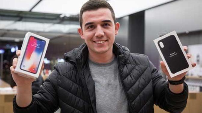 Türkiye'ye Gelmesiyle Meraklılarını İp Gibi Kuyruğa Dizen Bir Telefon: iPhone X