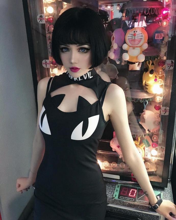 Estetikle Değil Yeteneğiyle Barbie'ye Dönüştü!