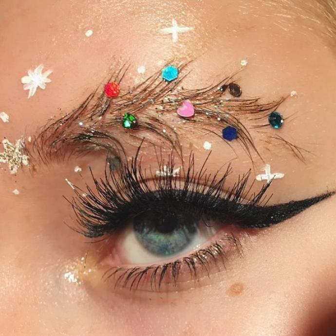 Tüm Kaş Trendlerini Geride Bırakan Yeni Akım: Noel Ağacı Kaşlar!