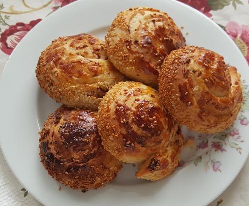 Sucuklu Katmer Poğaça Nasıl Yapılır?