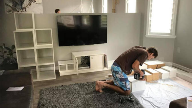 Kendi Yaptıkları Kitaplıklarıyla Görenleri Hayran Bırakan Çift!