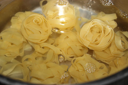 Lezzetli ve Pratik Kremalı Fettucini Makarna Nasıl Yapılır?