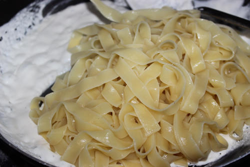 Lezzetli ve Pratik Kremalı Fettucini Makarna Nasıl Yapılır?