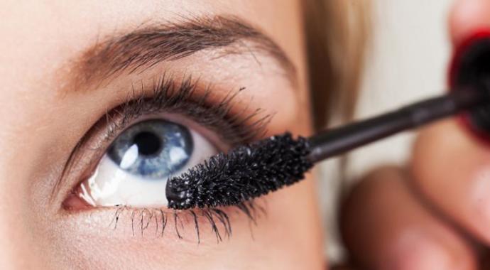 Kontak Lens Kullananların Karşılaştığı Durumlar ve Dikkat Etmesi Gerekenler Nelerdir?